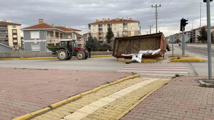 Seyir halindeki traktörden ayrılan römork refüje devrildi
