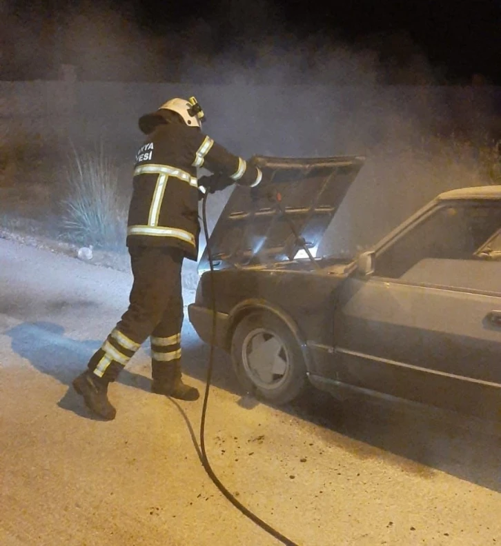 Seyir halindeyken motor kısmında yangın çıkan otomobilde hasar oluştu
