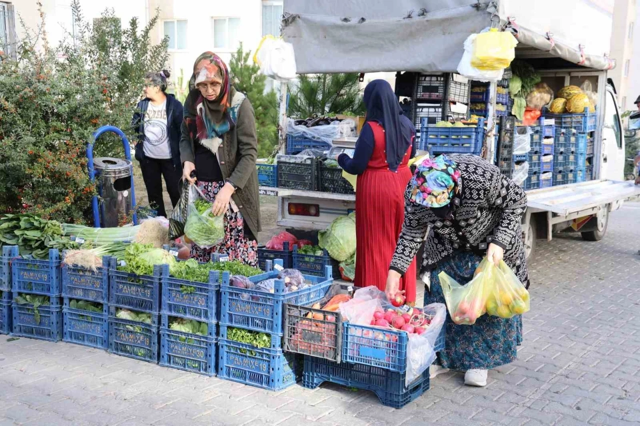 Seyyar manav ve fırın sayesinde ihtiyaçlarını karşılıyorlar
