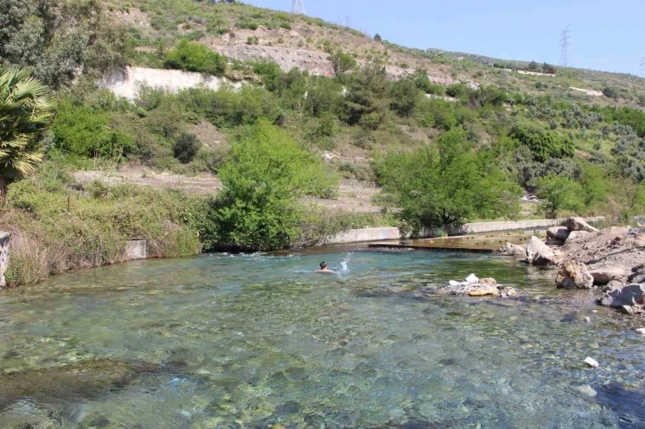 Sıcaktan bunalan depremzedeler, doğal kaynak suyunda serinledi
