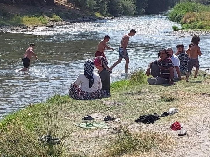 Bursa'da köy sakinlerine plaj yaptırdı