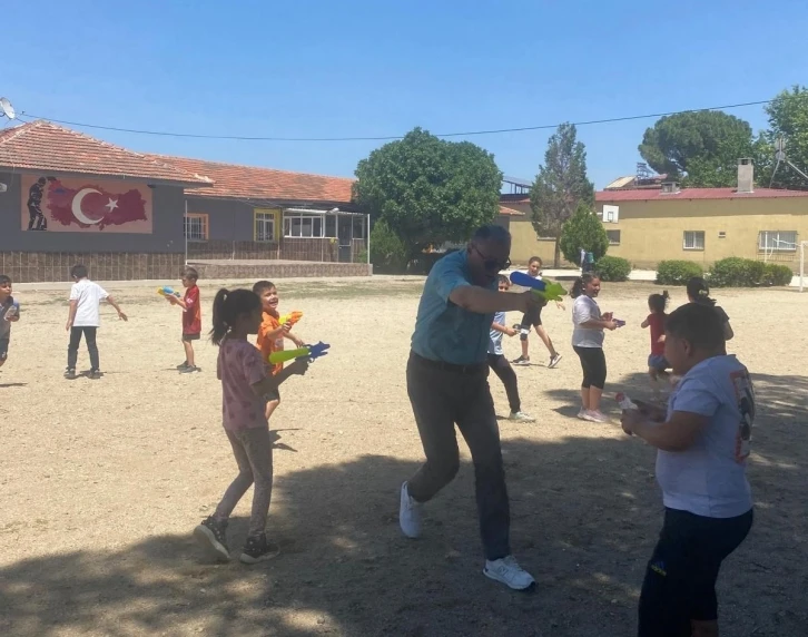 Sıcaktan bunalan öğrenciler hem eğlendi hem de serinledi
