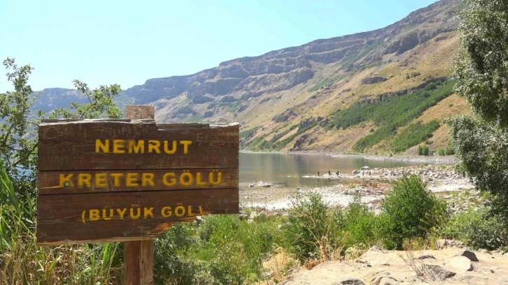 Sıcaktan bunalan vatandaşlar Nemrut Krater Gölü’ne akın etti
