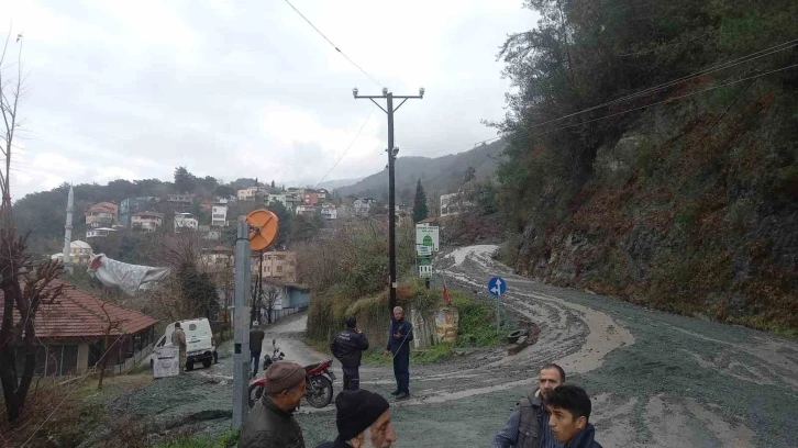 Şiddetli yağış sonrası toprak kayması: Kullanılmayan iki yayla evi zarar gördü
