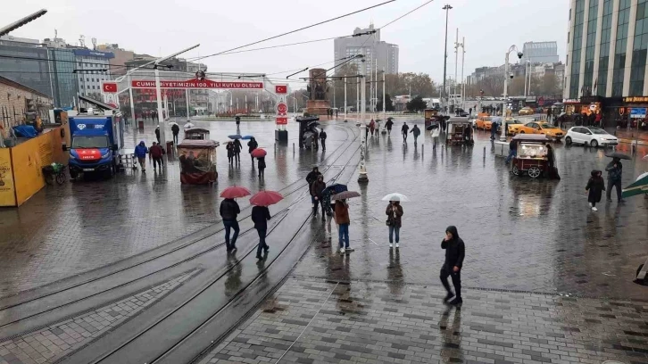 Şiddetli yağış Taksim’de vatandaşlara zor anlar yaşattı
