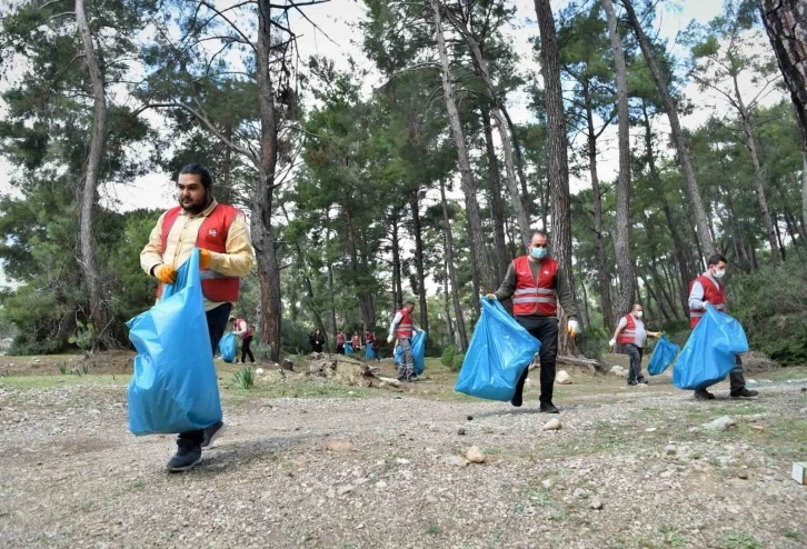 Sıfır Atık Günü’nde ormanı temizlediler
