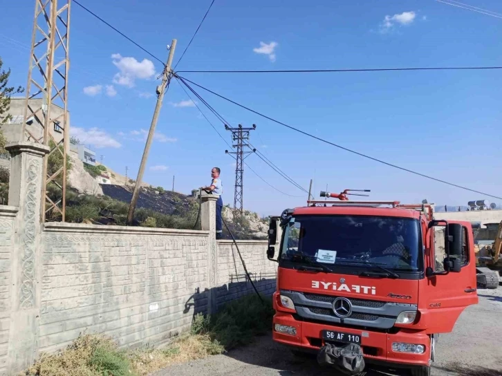 Siirt’te anız yangını bağlara sıçramadan söndürüldü
