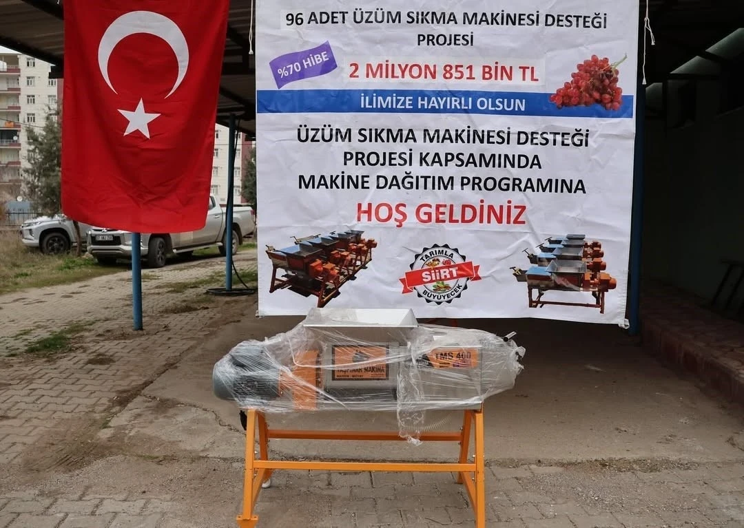 Siirt’te çiftçilere üzüm sıkma makinesi hibe edildi
