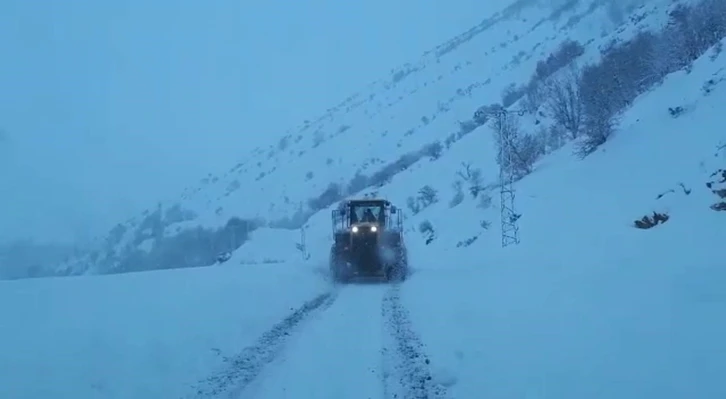 Siirt’te kar yolları kapattı, ekipler seferber oldu
