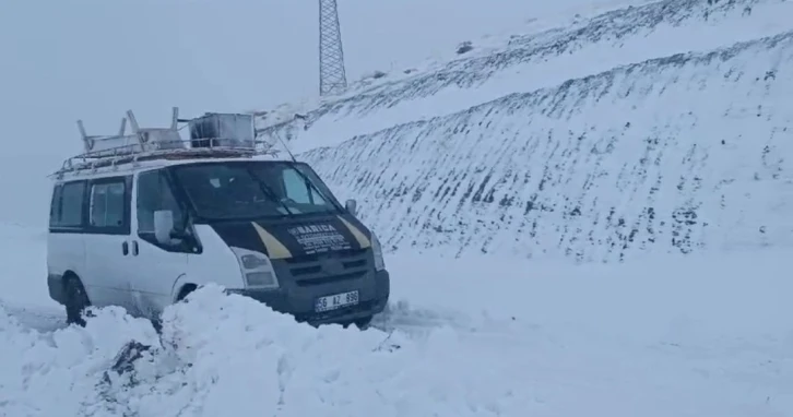 Siirt’te kardan dolayı kapanan grup köy yolu ulaşıma açıldı
