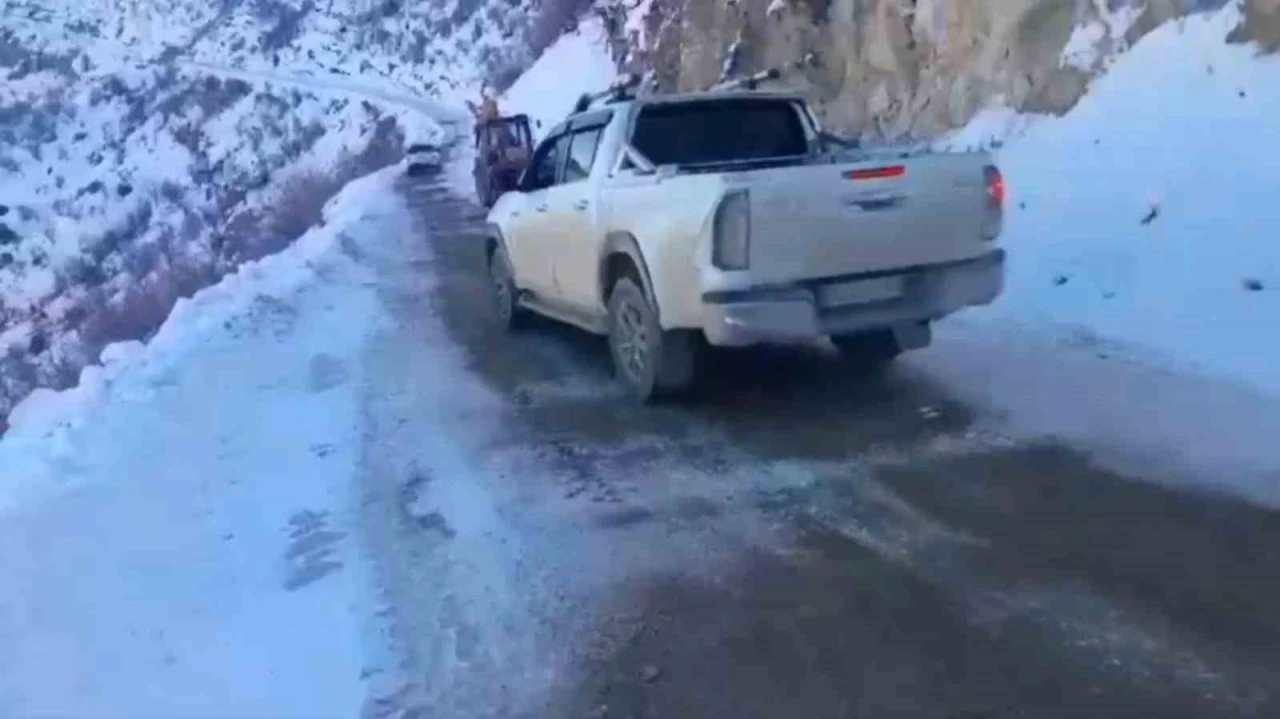 Siirt’te köy yollarında tuzlama çalışması yapıldı
