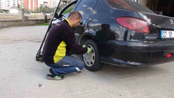 Siirt’te oto lastikçilerinde iş yoğunluğu arttı
