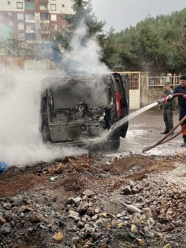 Siirt’te park halindeki araç çöpe atılan külden yandı
