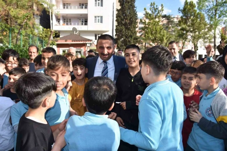 Siirt Valisi Hacıbektaşoğlu öğrencilerle bir araya geldi
