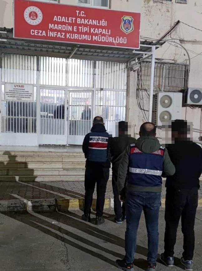 Silahlı terör örgütüne üye olma suçundan aranan 2 kişi jandarma ekipleri tarafından yakalandı
