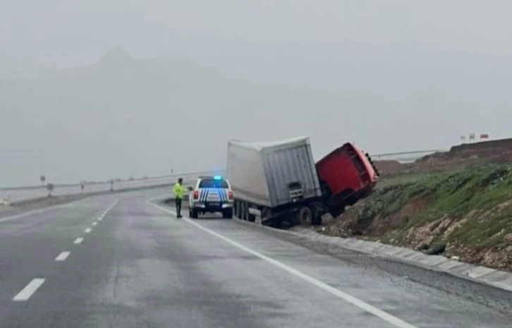 Silopi’de tır devrildi: 1 yaralı
