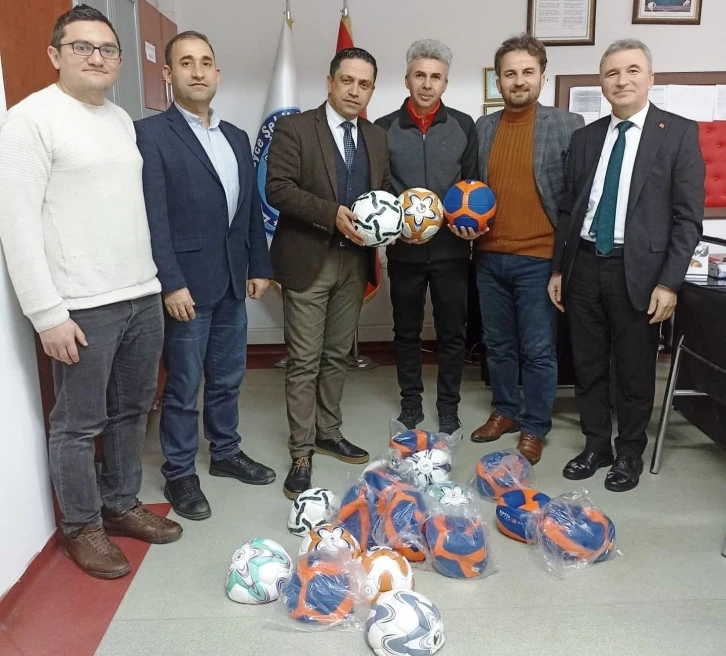 Simav Kaymakamlığından eğitim kurumlarına 525 adet voleybol ve futbol topu bağışı
