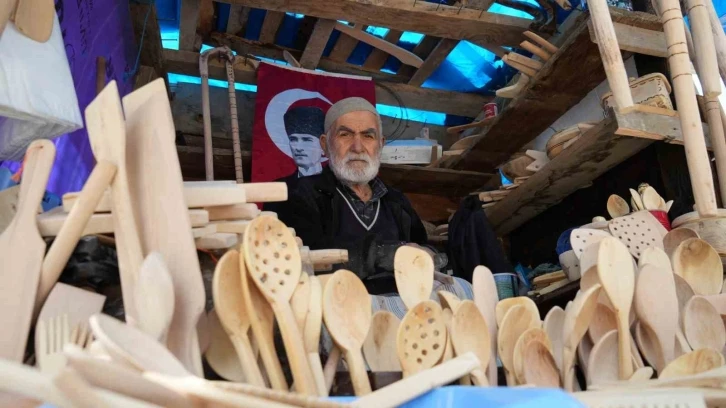 Şimşirden ürettiği kaşıklarla 68 yıldır geçimini sağlıyor
