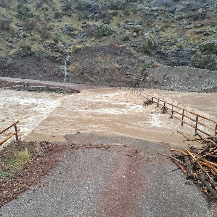 Sincik’te dere taştı, köprü suda kayboldu
