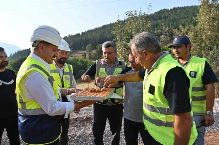 Sındırgı’ya kilometrelerce sıcak asfalt
