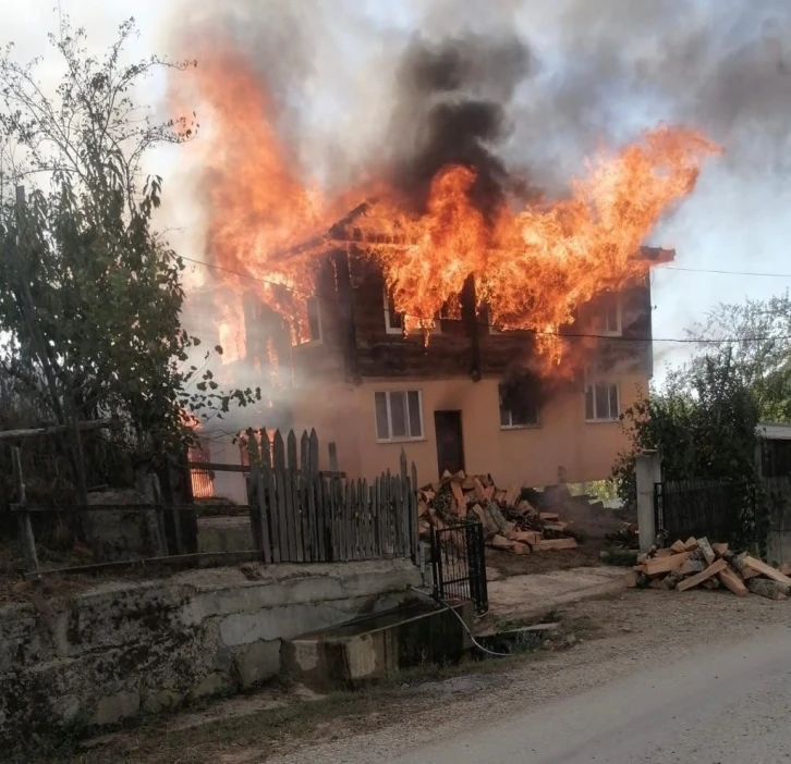 Sinop’ta 2 katlı ev alev topuna döndü
