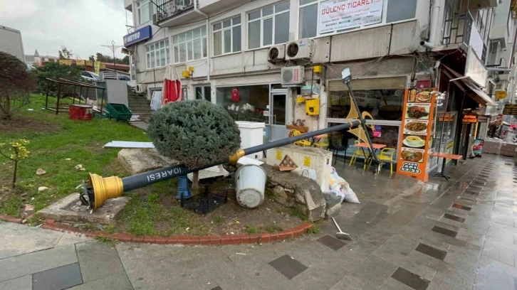 Sinop’ta fırtına: Tabelalar ve ağaçlar devrildi
