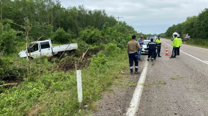 Sinop’ta kamyonet yol kenarına savruldu: 2 yaralı