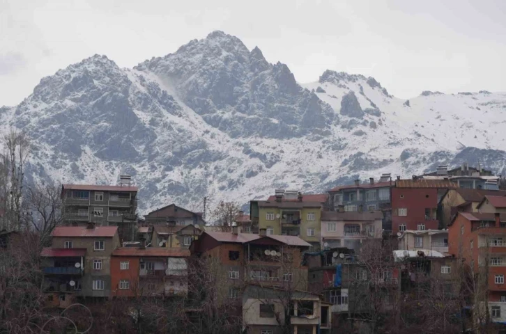 Şırnak’ta bahar beklerken kar geldi
