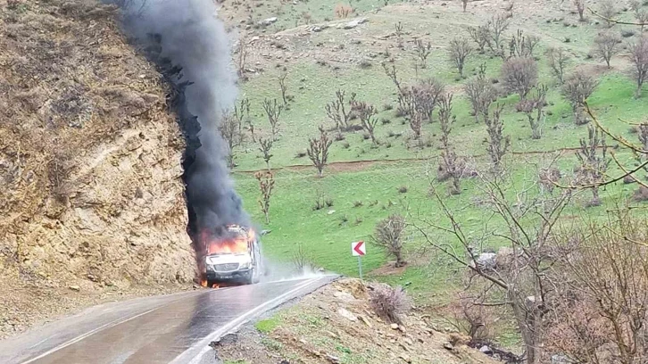 Şırnak’ta beton mikseriyle çarpışan ambulans alevlere teslim oldu
