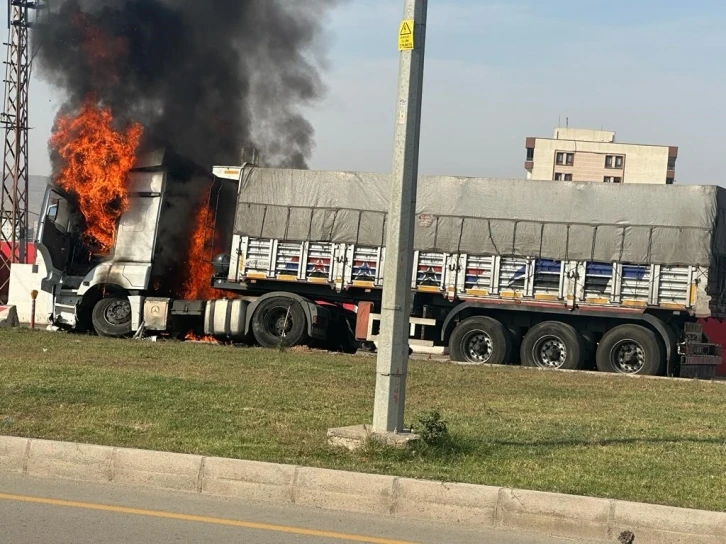 Şırnak’ta freni boşalan kömür yüklü kamyon bariyerlere çarparak yandı
