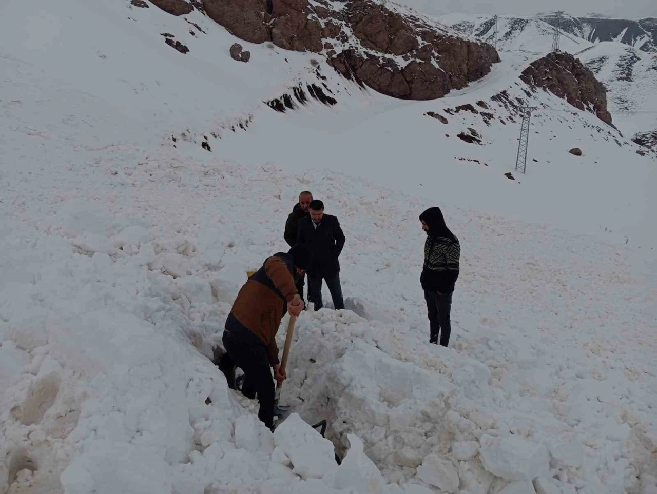 Şırnak’ta kepçe operatörünün ölümden döndüğü çığ anı kamerada
