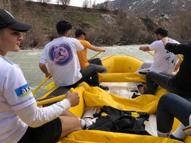 Şırnak’ta raftingciler kadınlar için kürek çekti
