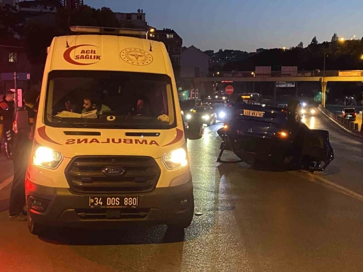 Şişli’de bariyere çarpan araç takla atıp ters döndü
