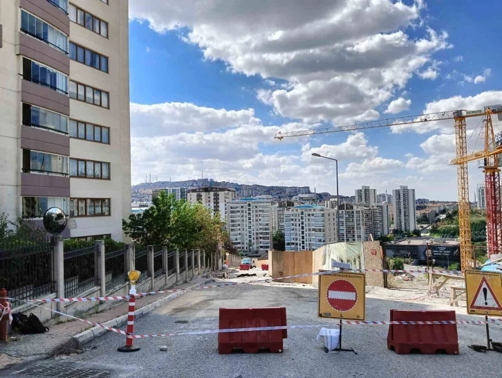 Site inşaatında ihmal iddiası: Önlem alınmadan başlanan çalışmalarda yol ve apartman bahçesinde çökmeler yaşandı
