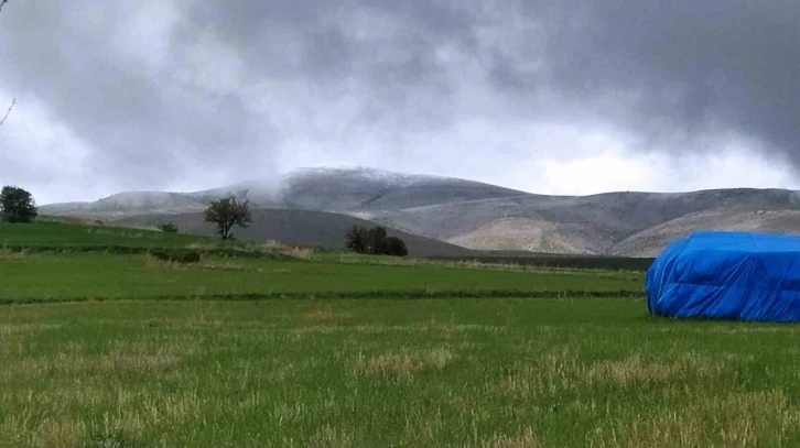 Sivas’ın yüksek kesimlerine mayıs ayında kar yağdı
