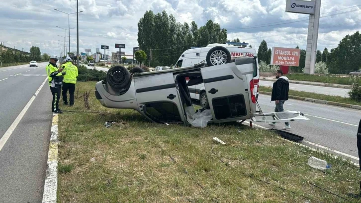 Sivas’ta hafif ticari araç devrildi: 3 yaralı
