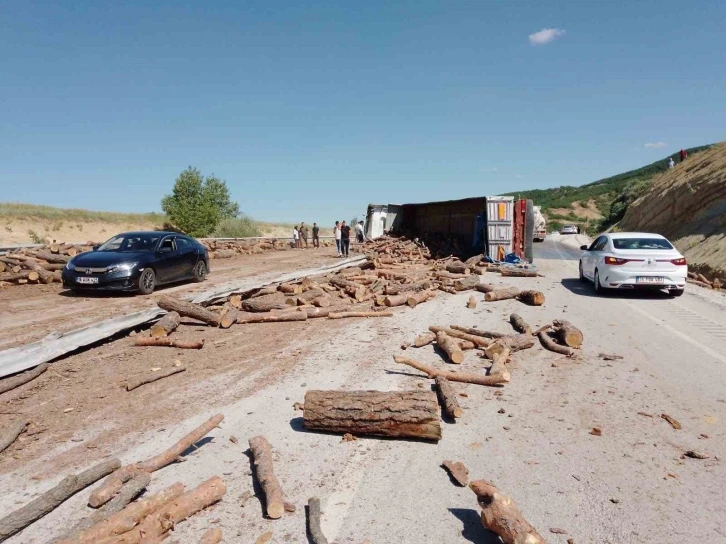 Sivas’ta tomruk yüklü kamyon devrildi: 1 ölü 1 yaralı
