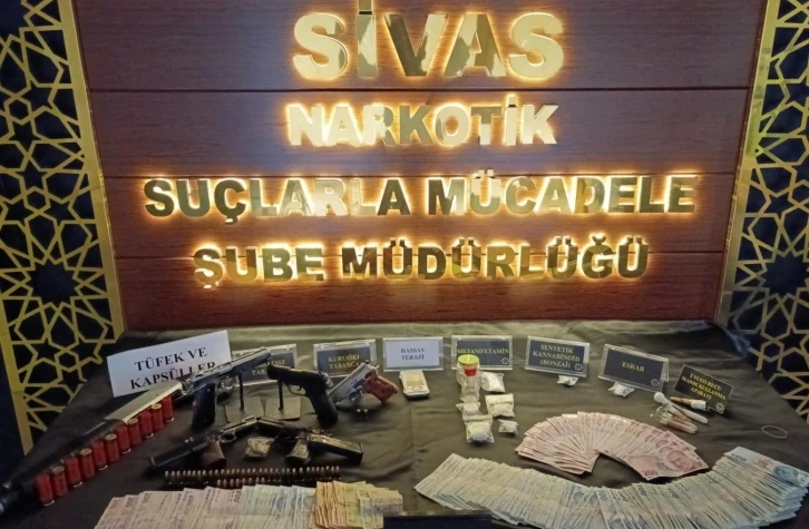 Sivas’ta uyuşturucu operasyonları, binlerce lira ele geçirildi
