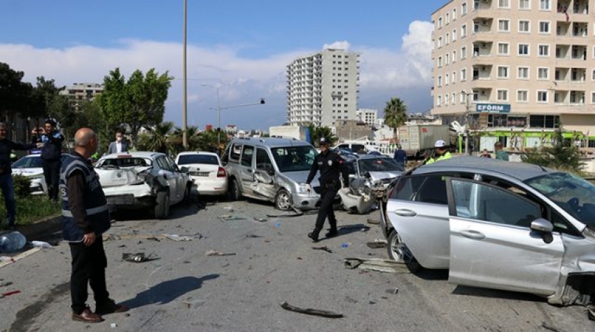 Feci kaza: TIR virüs denetim noktasına daldı