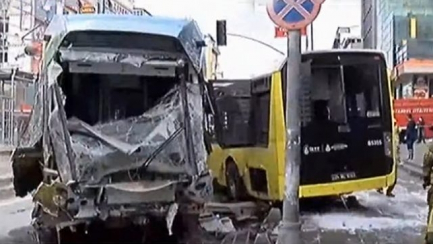 Raydan çıkan tramvay, otobüse çarptı