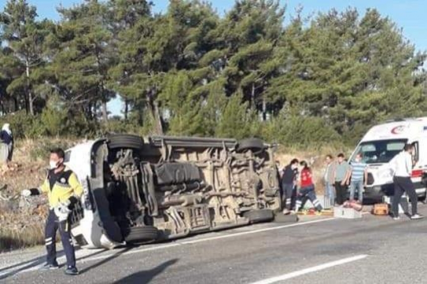 Turist otobüsü ile öğrenci servisi çarpıştı: 1 ölü 35 yaralı