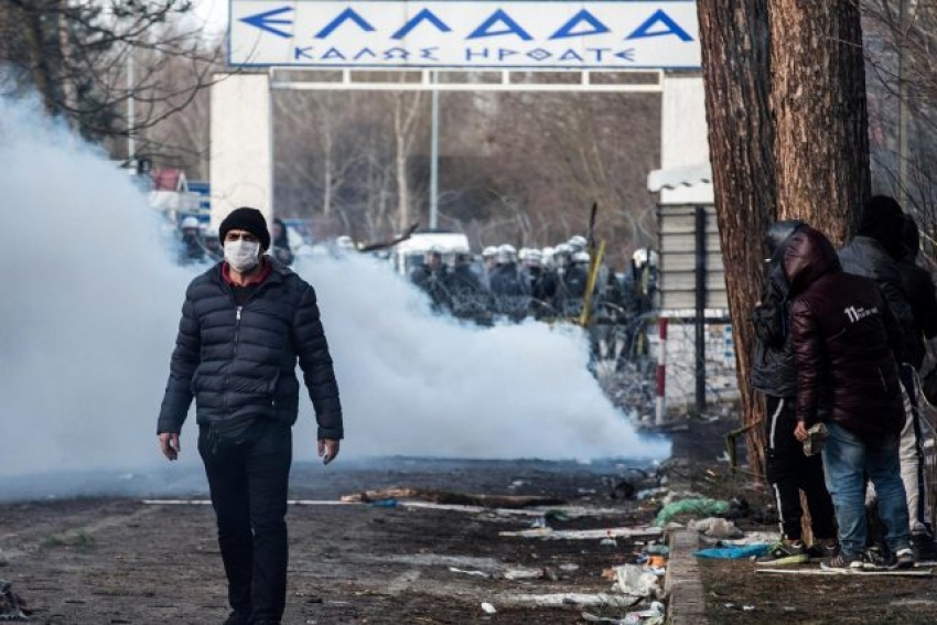 Yunan askerinden göçmenlere gaz bombası