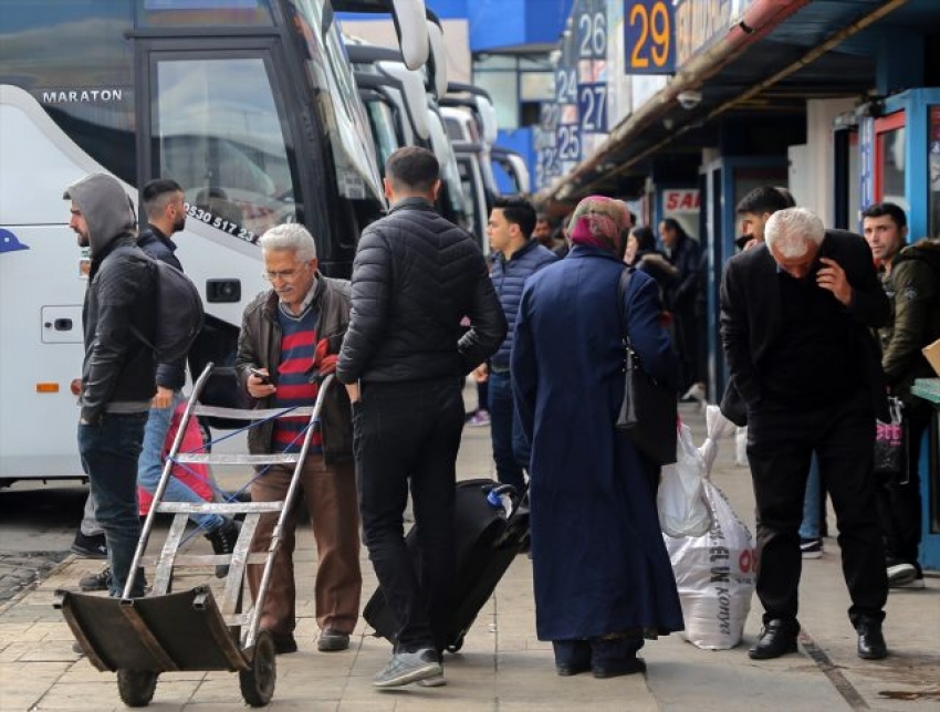 Otobüs seferlerinin kısıtlanmasının ardından bilet fiyatları dudak uçuklatıyor