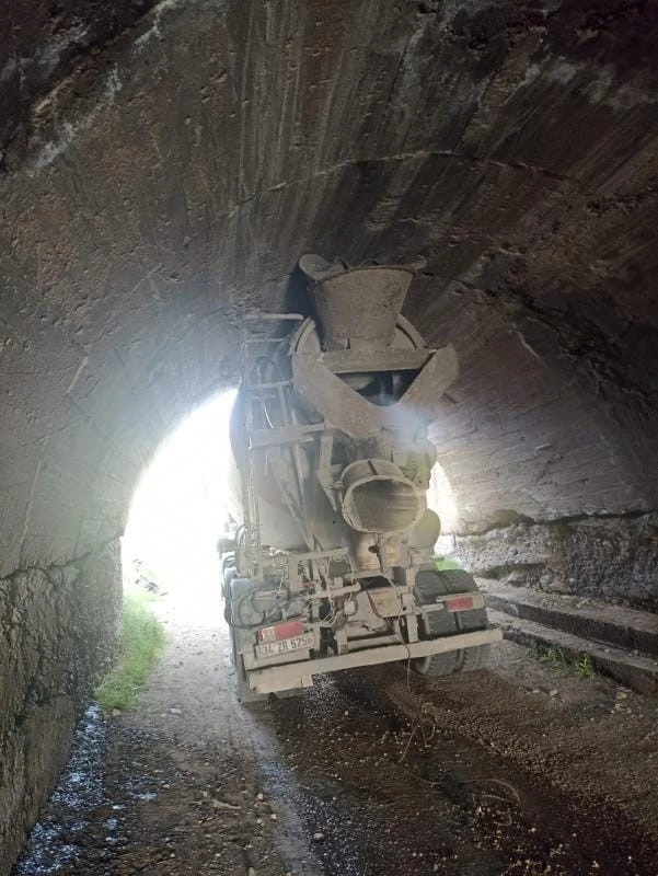 Şoför yüksekliği hesap edemedi, beton mikseri köprüye sıkıştı
