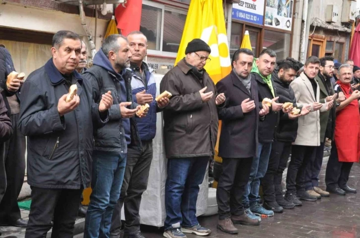 Soğuğa aldırış etmeden geleneği sürdürdüler
