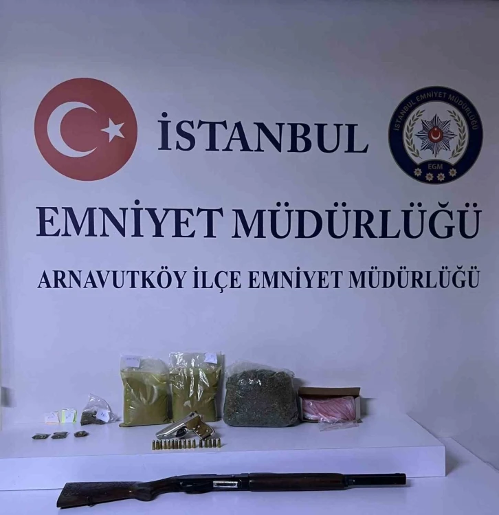 Sokak satıcısının üzerinden 2 kilo 568 gram uyuşturucu madde çıktı
