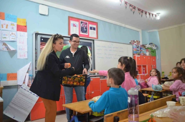 Sokaktan topladılar, öğrencilere dağıttılar
