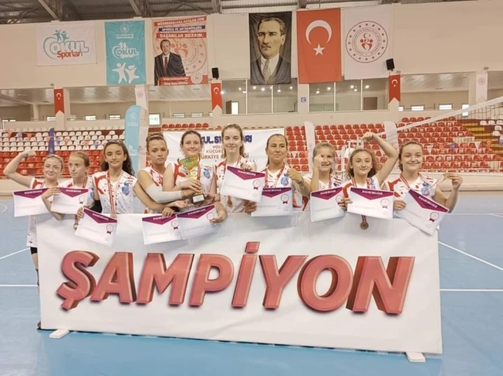 Söke Behiye Hanım Ortaokulu Voleybol Takımı Türkiye Şampiyonu oldu
