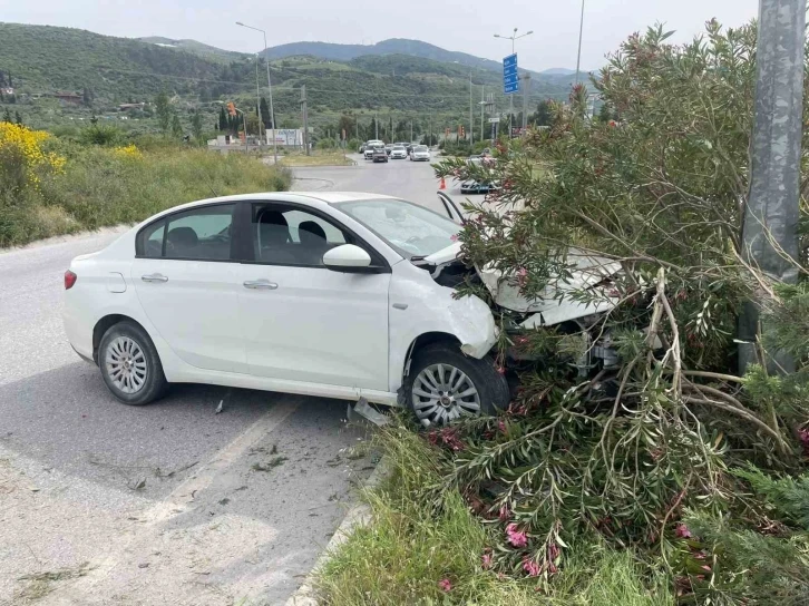 Söke’de lastiği patlayan araç refüjdeki aydınlatma direğine çarparak durabildi
