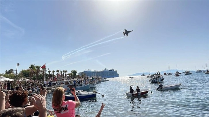 SOLOTÜRK Bodrum semalarında gösteri uçuşu yaptı